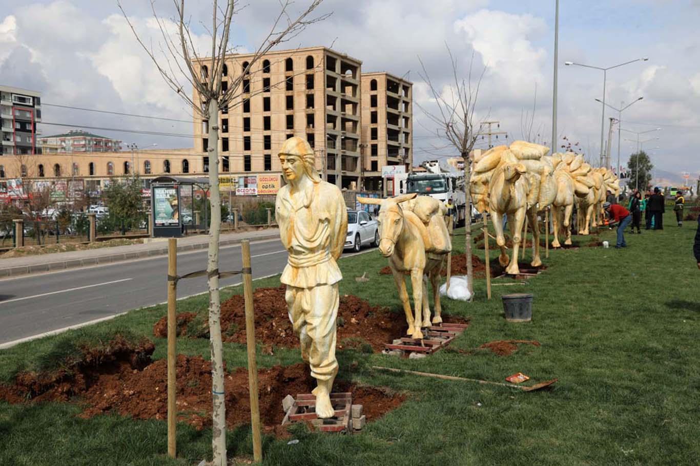 Mardin-Kızıltepe Karayoluna deve kervanı figürleri yerleştirildi Mardin-Kızıltepe Karayoluna deve kervanı figürleri yerleştirildi